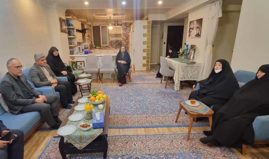 تجلیل سرپرست صندوق بازنشستگی کشوری از مقام مادران و همسران شهدا/دیدار با خانواده‌های شهدا وظیفه مدیران نظام است
