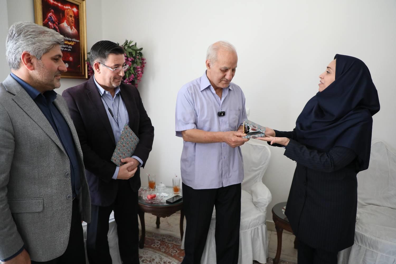 دیدار مدیران صندوق بازنشستگی با محمد دلیریان، قهرمان کشتی ایران