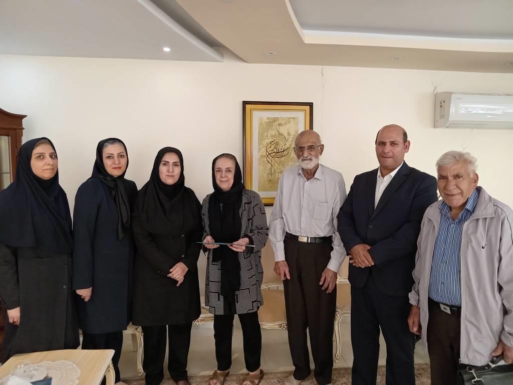 عیادت صمیمانه مدیر صندوق بازنشستگی و بیمه دی استان مرکزی از بازنشستگان