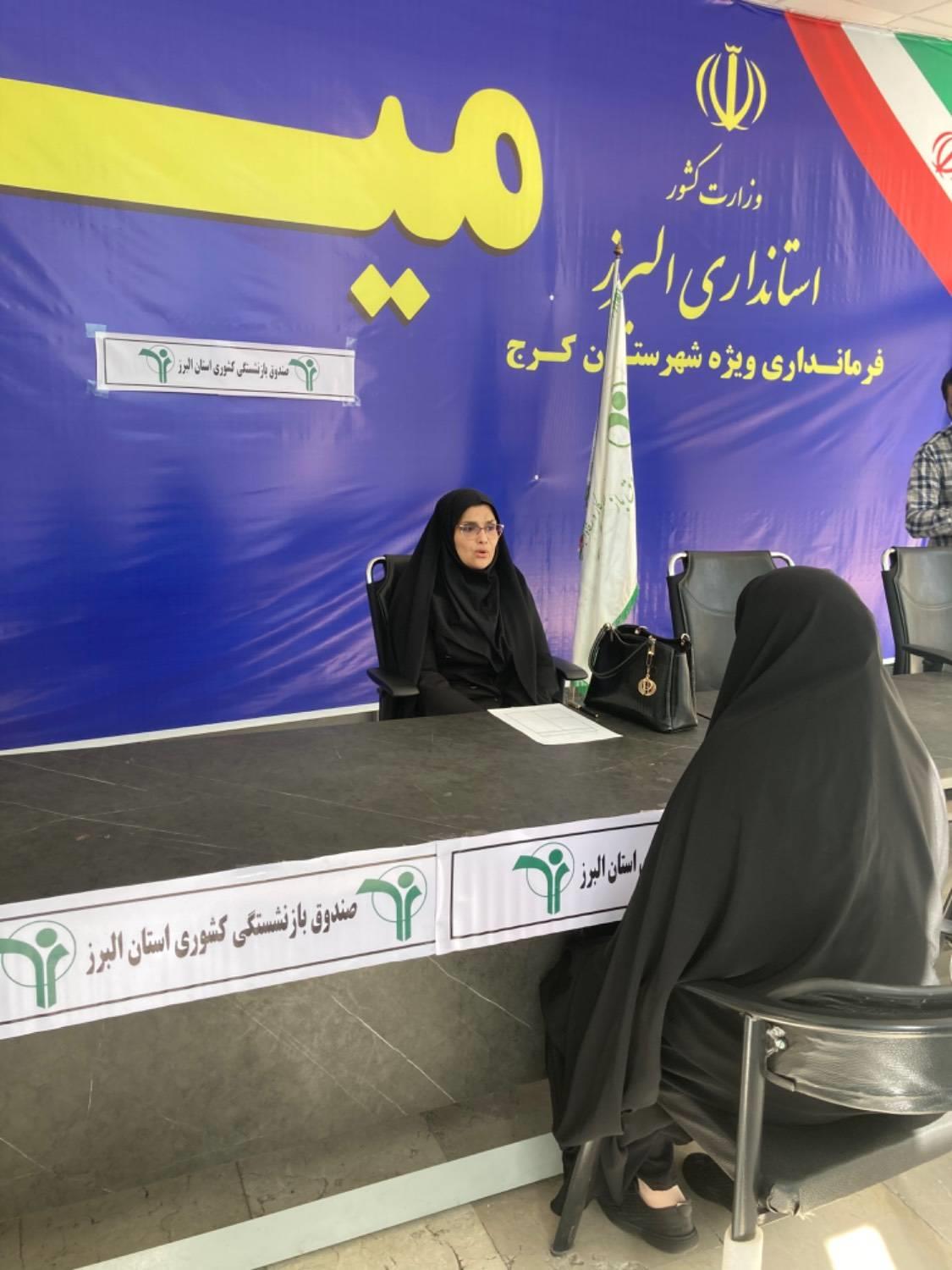 تکریم پیشکسوتان در سنگر نماز جمعه ، حضور مدیر صندوق بازنشستگی کشوری استان البرز در میز خدمت مصلی کرج