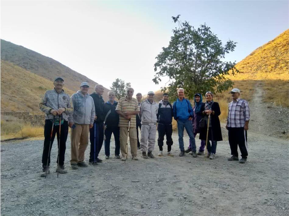 کوه‌پیمایی جمعی از بازنشستگان استان مرکزی به مناسبت بزرگداشت هفته سالمند