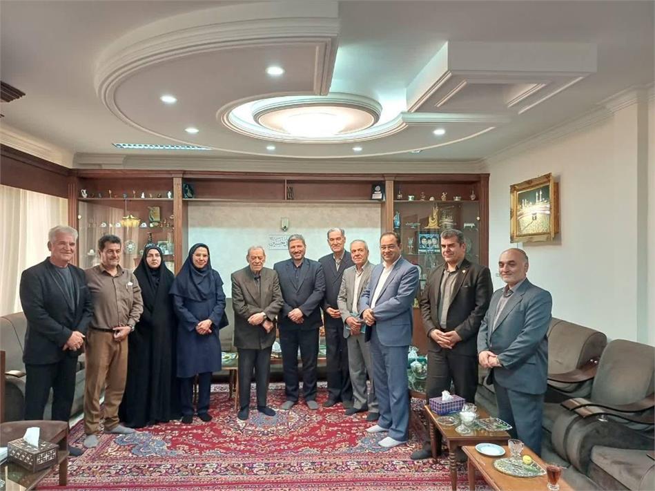 تجلیل مدیر صندوق بازنشستگی خراسان رضوی از خانواده شهید در سبزوار