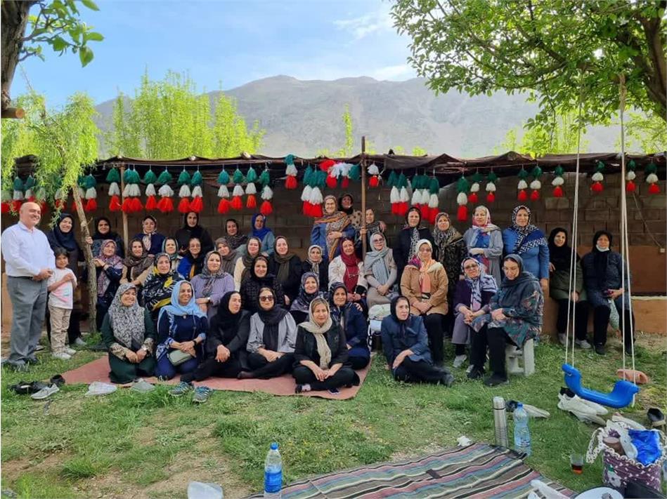 اردوی یک روزه بازنشستگان خانم کهگیلویه و بویراحمد به چشمه سلام کاکان برگزار شد