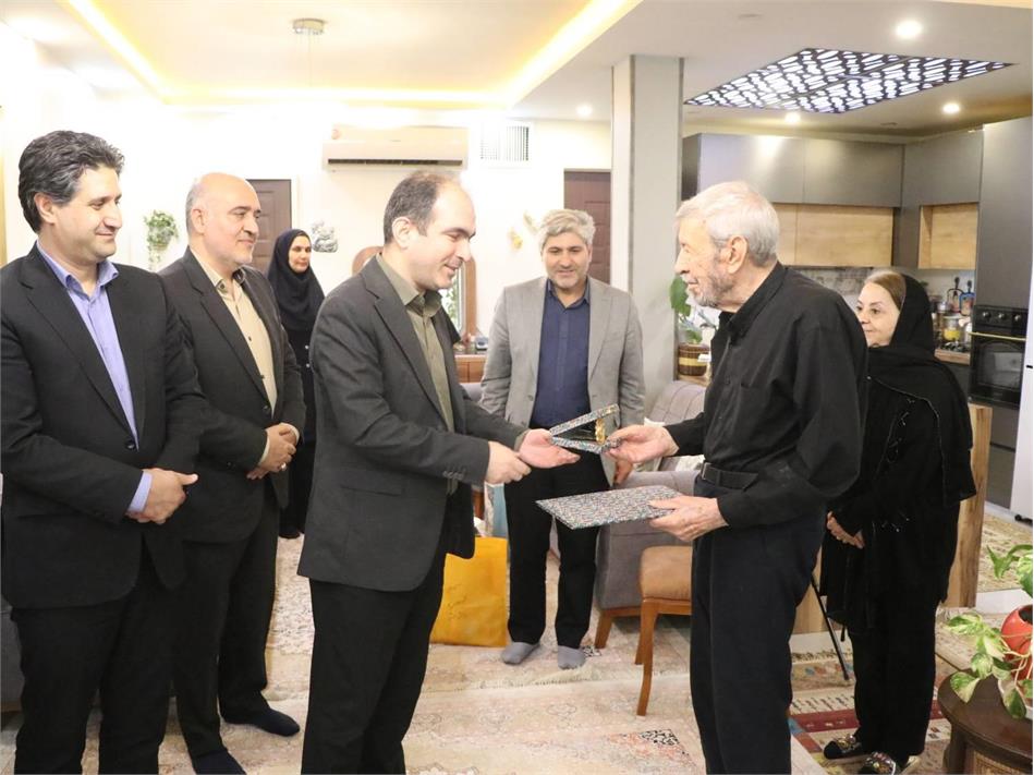 تجلیل معاون فنی صندوق بازنشستگی از بازنشسته شرکت ملی فولاد
